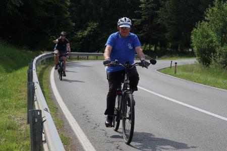 Dedek in v ozadju vnuk